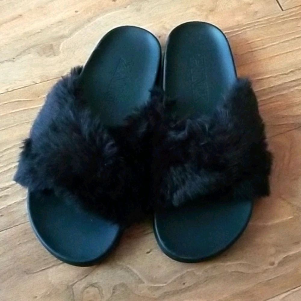NWT.. V.s pink Black on black fur slides
